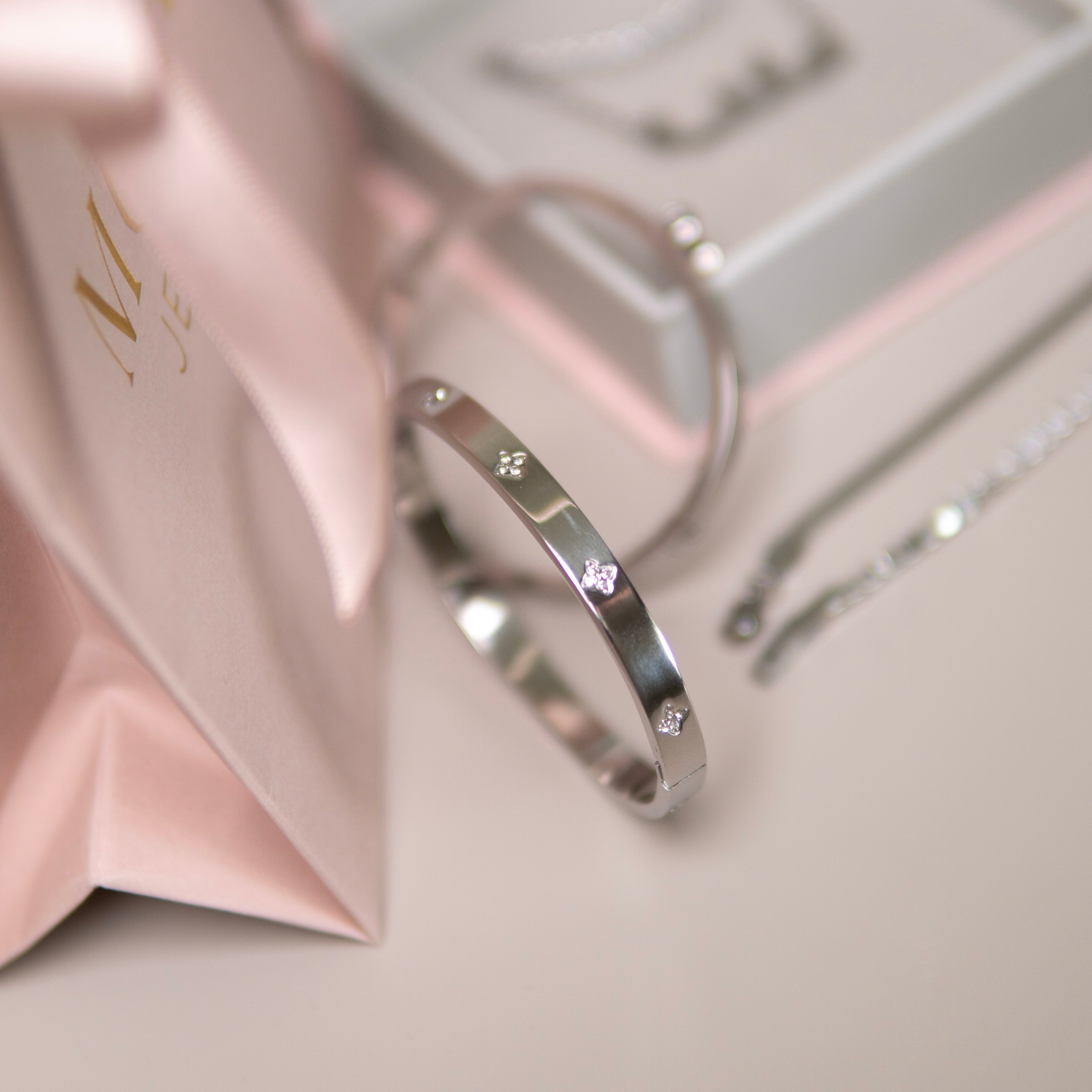 Serene Mini Clover Bangle